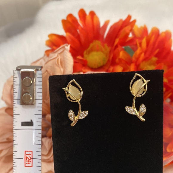 NEW! Tulip Floral Stud Earring With Pearlized Gemstone & Gold Casing - Picture 3 of 5